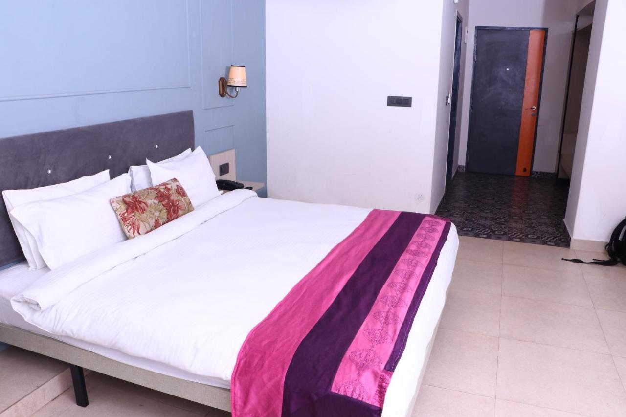 Virohaa Garden Hotel Ghaziabad Eksteriør billede