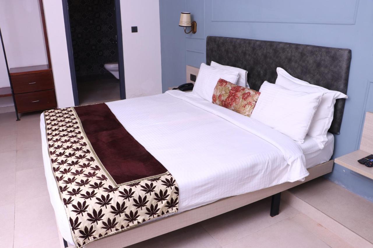Virohaa Garden Hotel Ghaziabad Eksteriør billede