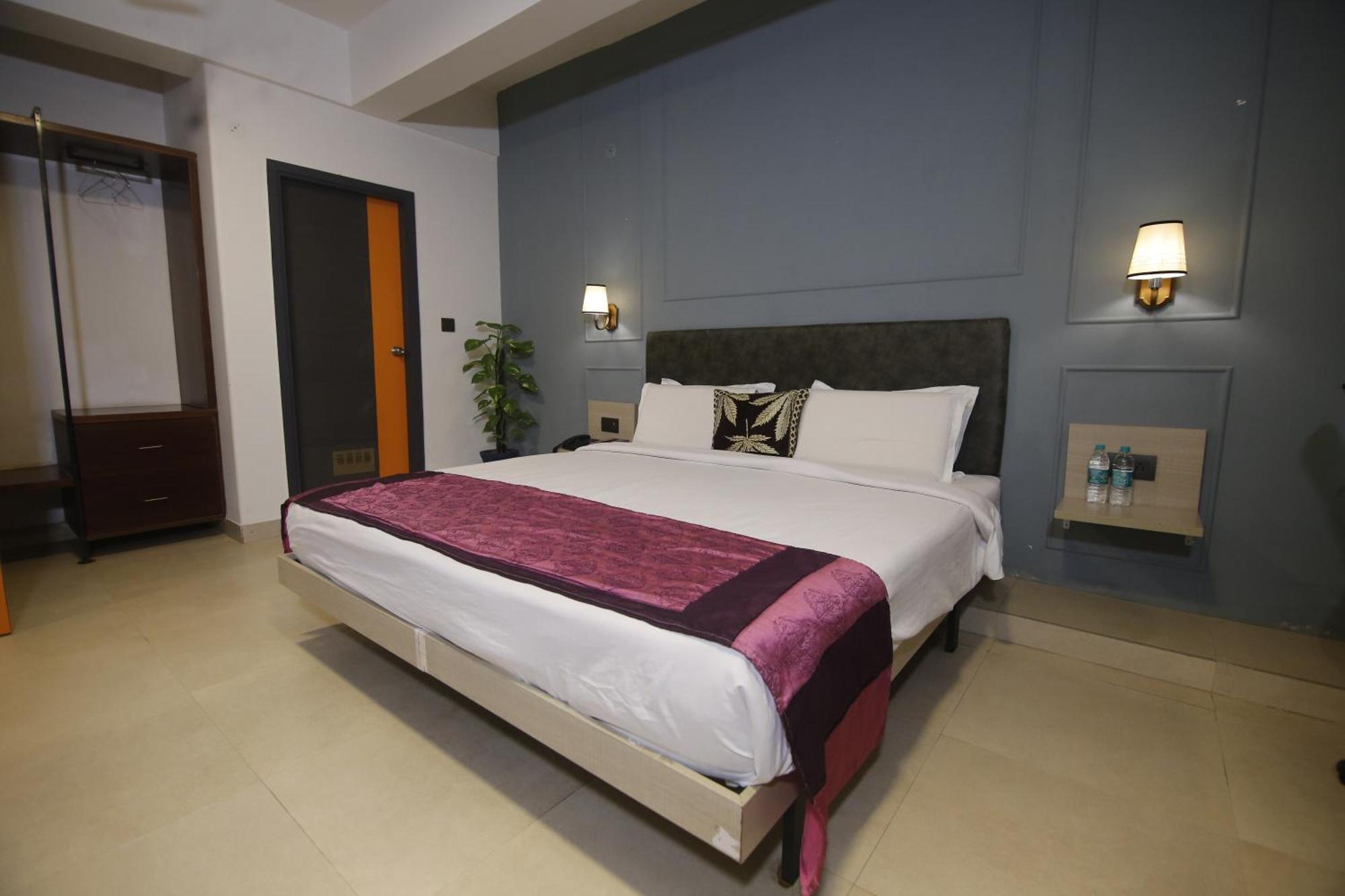 Virohaa Garden Hotel Ghaziabad Eksteriør billede
